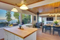 Puget Sound Cottage w/ Private Community Beach! - de playa