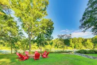 Family-Friendly Riverfront Manor on the Little Red