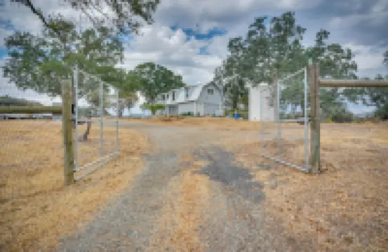 Mariposa Home Furnished Patio and Sierra Mtn Views
