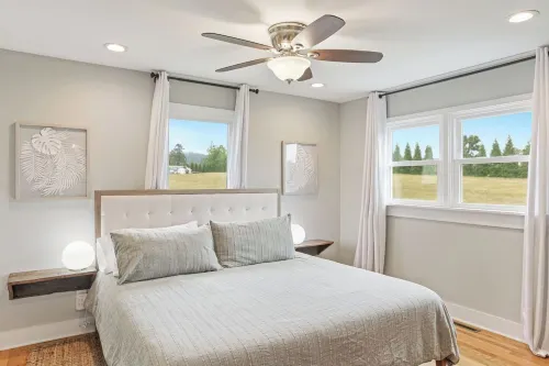 Peaceful Farmhouse Retreat: Hot Tub & Meadow Views. Zero Pet Fee!