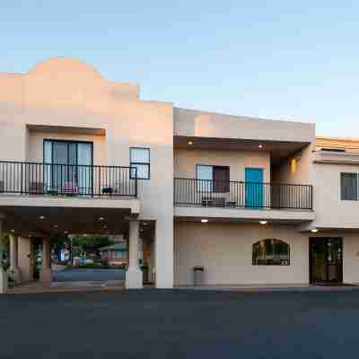 Edgewater Inn and Suites Hotel Exterior