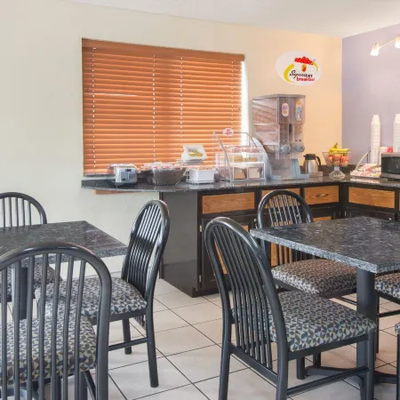 Super 8 by Wyndham New Castle