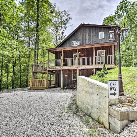 Hike & Zip-Line: Red River Gorge Cabin w/ Hot Tub!