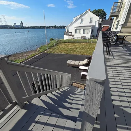 Waterfront Beach Home With Attached In- Law Suite Отели рядом с достопримечательностью «Пляж Нантаскет»