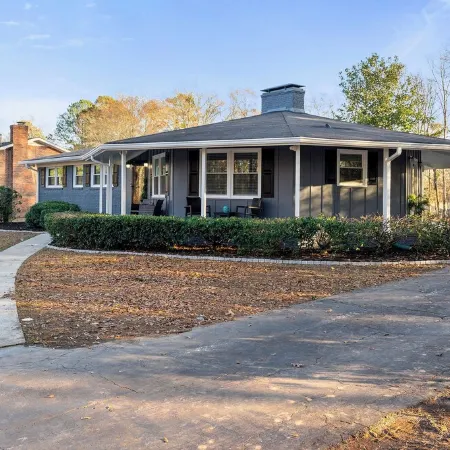 Serenity Spot- Charming 3-bedroom house 20 minutes from the Airport.