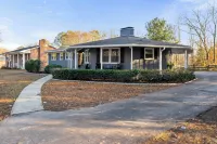 Serenity Spot- Charming 3-bedroom house 20 minutes from the Airport. - Kitchen
