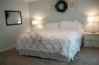 The Golden Gather: Perfect for Families & Weddings