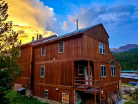 Luxury Yellowstone Chalet - Mountain Views With Jacuzzi & Sauna! Hotels in Cooke City