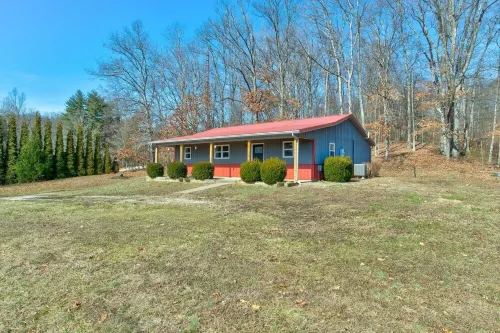 Charming and private 3-bedroom farmhouse in lovely Evanston with WiFi, AC.