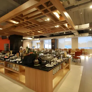 Hotel Dafam Pekanbaru Отели рядом с достопримечательностью «Река Сиак»