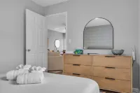 Walk 2 Beach with Towels & Linens, Coffee, BBQ Grill and AC