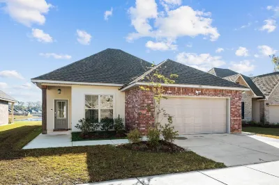 10 min to LSU and Laberge Casino - Brand New Lakefront House Quiet n Safe Hotels near A. Z. Young Park
