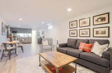 Bright and Cheery, Private Basement Apartment!