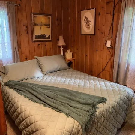 Lake Huron access wooded 2-bedroom cottage with WiFi in charming Oscoda