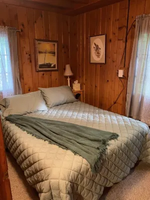 Lake Huron access wooded 2-bedroom cottage with WiFi in charming Oscoda
