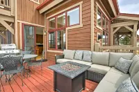 Mtn-View Gem w/ on-Site Golf! 3 Mi to Granby Ranch - Parkering