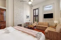 1 Block to Parade & St Charles, Heated Pool & Hot Tub, Walk to French Qtr