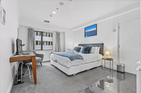 Chic Central Apt with Gym and Pool by Zodiak Stays Отели рядом с достопримечательностью «Девонпорт Музеум»