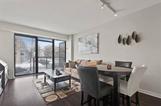 "Joy of Evanston" 1BDR, KING EXEC Suite, pool+Gym Hotels near Northwestern University