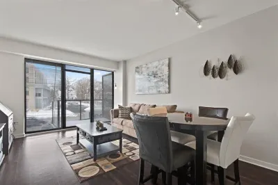 "Joy of Evanston" 1BDR, KING EXEC Suite, pool+Gym Hoteles cerca de Searle Center for Advancing Learning and Teaching