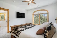 Hillside Hideaway- Family friendly centrally located with AC, Hot Tub, Game Room