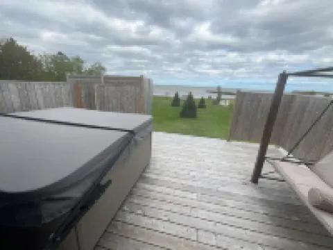 Oceanfront paradise, 4-bedroom house in Cocagne with hot tub, WiFi, AC.