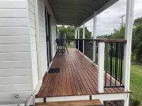 Cosy cottage on the edge on town within walking distance to the centre of town. 걸공 호텔