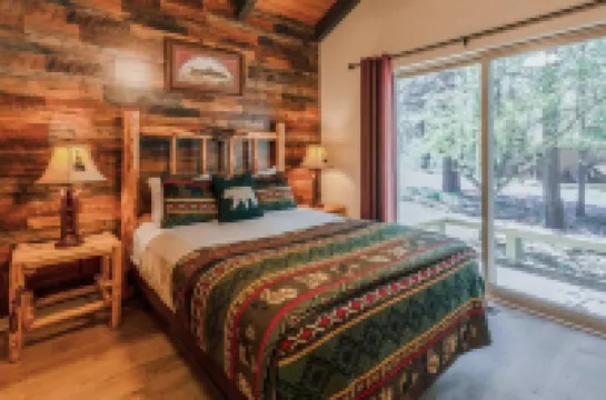 The Bear Cabin: 5Min Walk to Village & 12 Sharc Passes, EV Charger