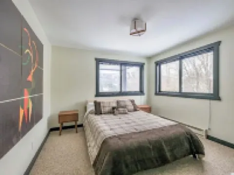 New - Cozy Modern: Stunning Views,3 Mins Ski,BBQ,Fire Pit,Game Room,Walk to Town