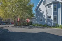 Colorful, Comfy & Modern - Close to NYC - Parking! Hotels in Mt Vernon