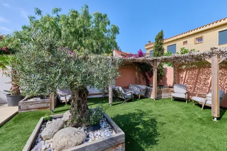 Hôtel les Sables - Urban Style - by Logis Hotels Отели рядом с достопримечательностью «Le Bleu 'N' Blue»