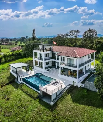 Grand Cypress Luxury Home Amazing location/ outdoor Pool, free Wifi ,Terraza Hotel di 