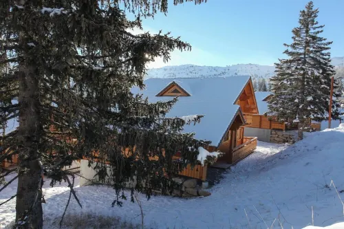 FAMILY CHALET AT LA JOUE DU LOUP, 50M FROM THE SLOPES FOR 14 PEOPLE