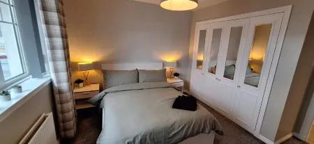 2 Bedroom flat with great Glasgow/Edinburgh connections. Отели рядом с достопримечательностью «The Time Capsule»