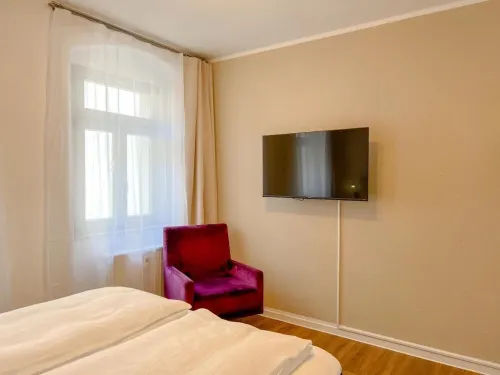 Central apartment for 4 people with kitchen, WiFi & private parking space