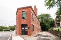 Chic Retreat - Historic Loft, Private Amenities, Downtown Hotels in Pawtucket