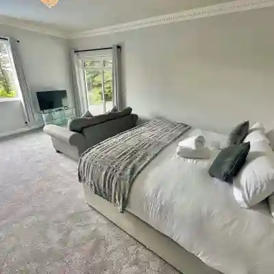 5 Bed House - Pool - Hot Tub - Sauna - Pool Table - Near New Forest - Sleeps 12 Rooms