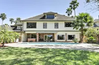 Pool & Hot Tub: Lakefront Harlingen Home - Swimmingpools