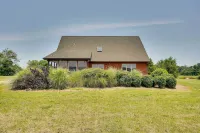 Pet-Friendly Vienna Cabin w/ Screened-in Porch! - 3-Star