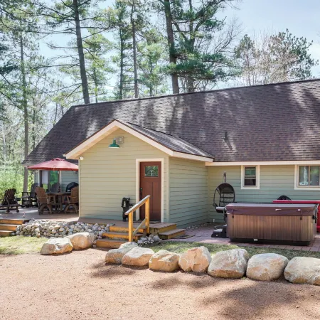 'northwood Tours Escape': Hot Tub & Lake Access!