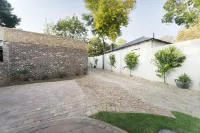 Quiet, bright & warm cottage near parks, shopping, nightlife and Zoo Lake!