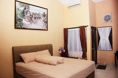 4-bedroom villa in terrific Jogja with AC Hotell i Patehan