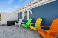2 bedroom, walk to beach-bikes-kayaks-grill-picnic-hot outdoor shower-beach gear