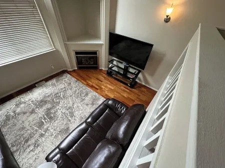 Angkla suits 4-bedroom house located in E.G with WiFi, washer, dryer and garage