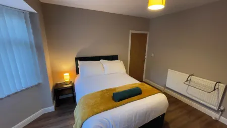 Cosy Three-bed house close to the city centre, with good transport links. Отели в г. Олдбери