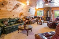 Spacious 5-bedroom house in serene Clam Lake with WiFi