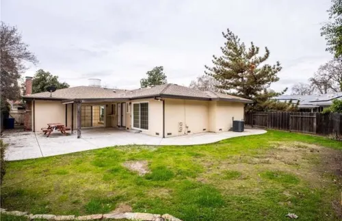 Spacious 4-bedroom house with WiFi and AC in wonderful Merced