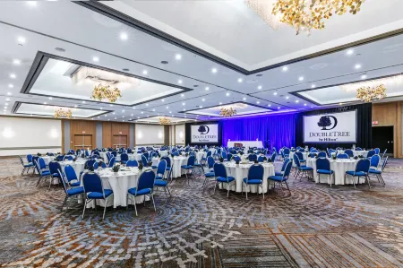 DoubleTree by Hilton Tulsa - Warren Place Отели в г. Талса