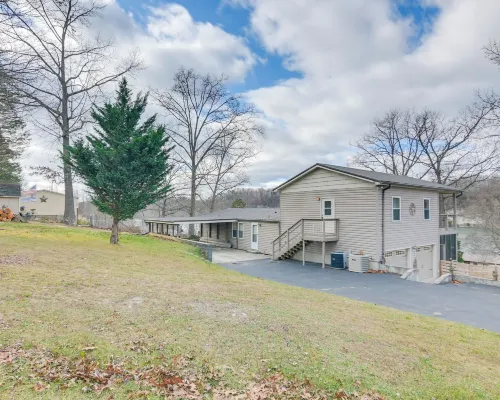 Apt w/ Lake Views - Day Trip to Virginia Tech! Hoteles en Condado de Pulaski