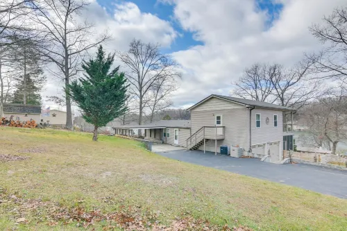 Apt w/ Lake Views - Day Trip to Virginia Tech! Hotels in Pulaski County